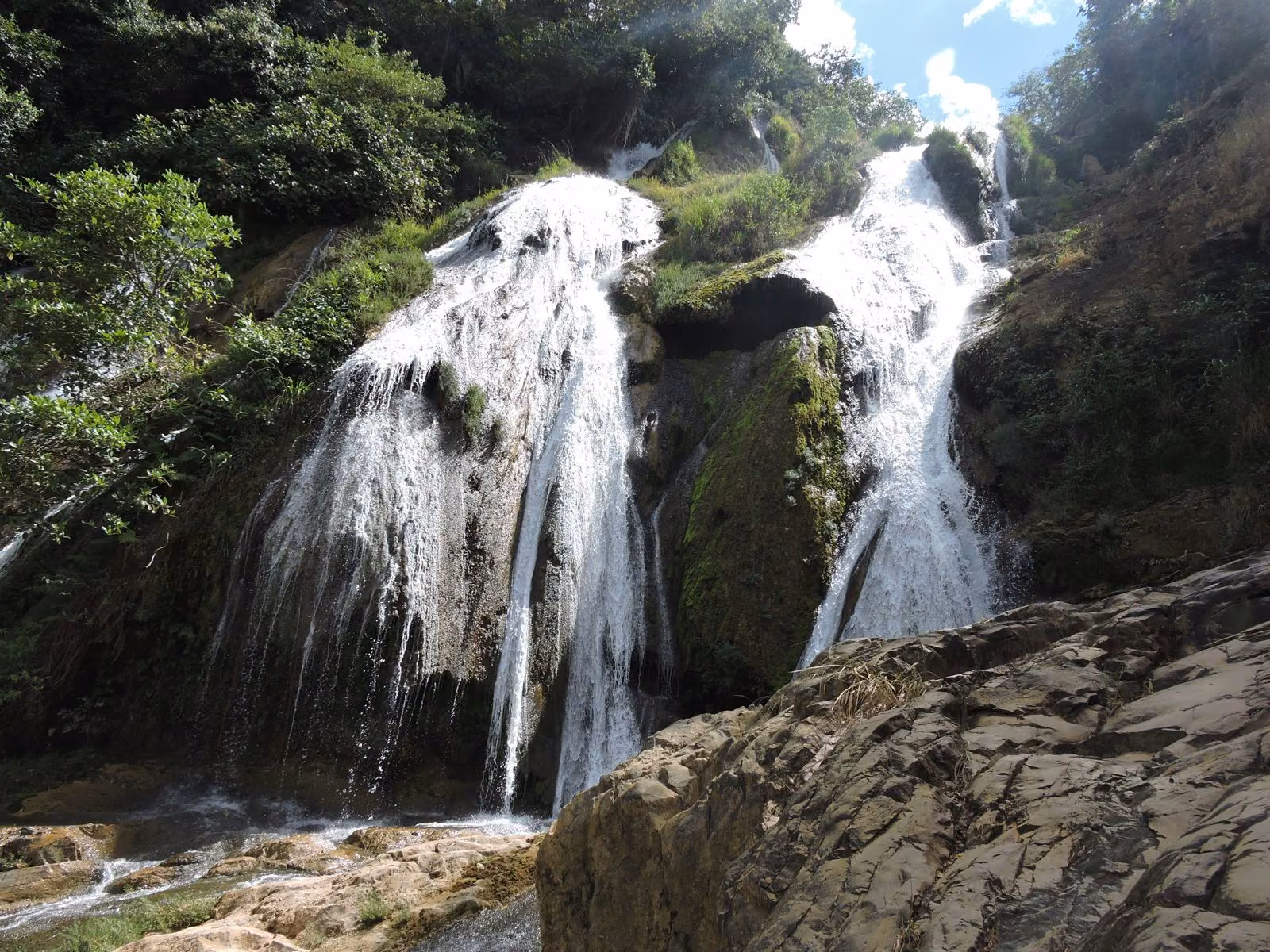 Cachoeira do Bisnau vista de baixo, cercada de mata