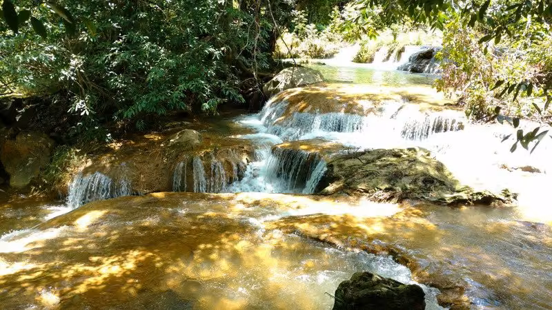 Pequenas cascatas e poços rasos da Trilha Noel Guia entre pedras e mata