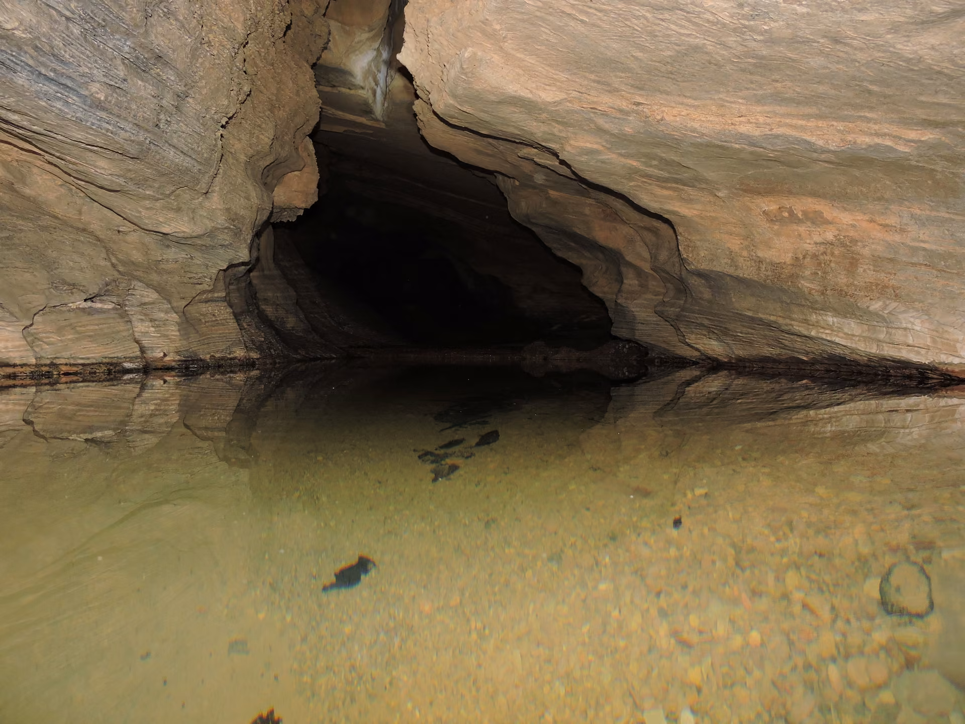 Lago na entrada da Caverna do Bisnau, com a boca da caverna ao fundo
