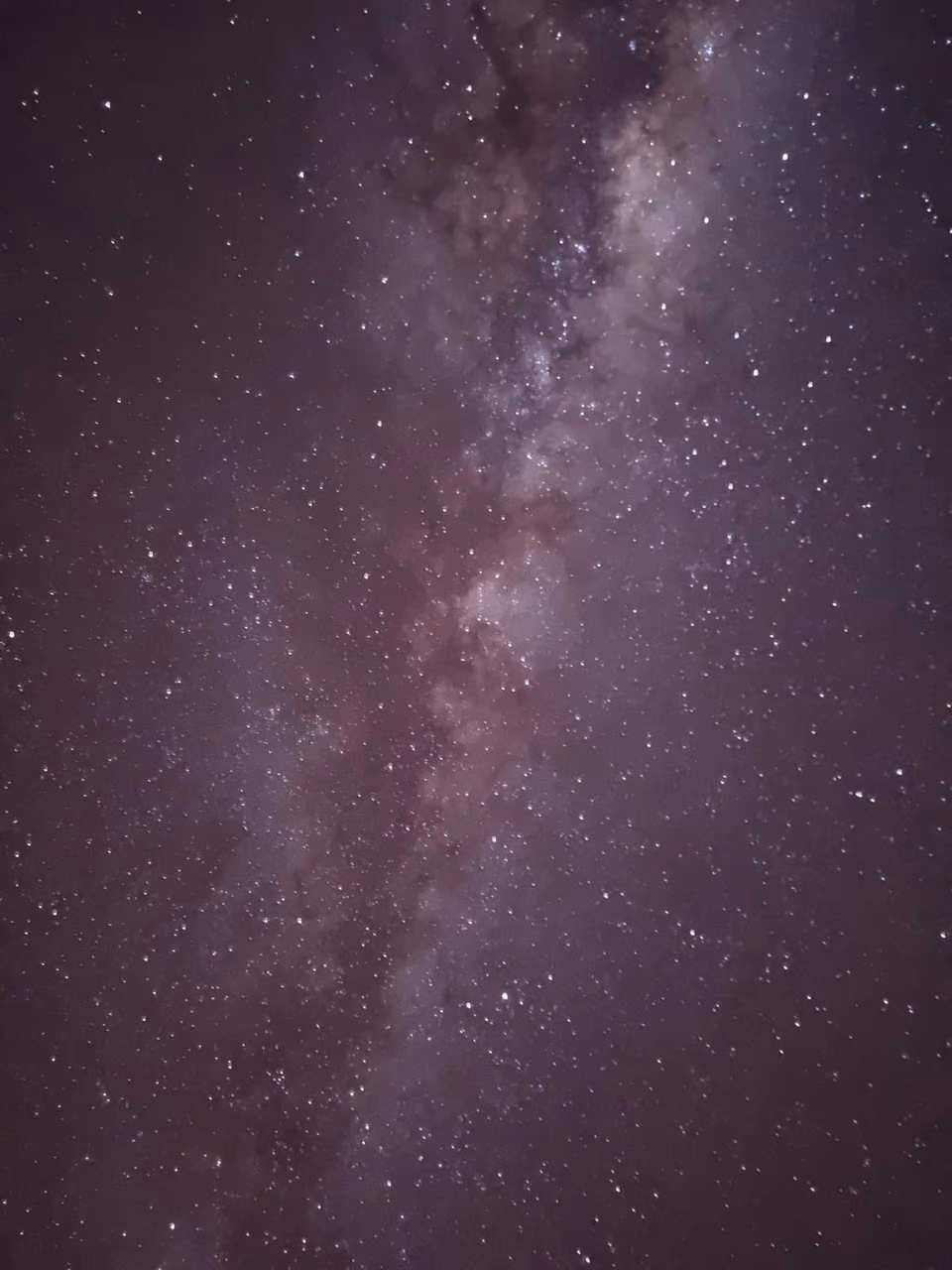 Céu estrelado com a Via Láctea visto do mirante do Bisnau