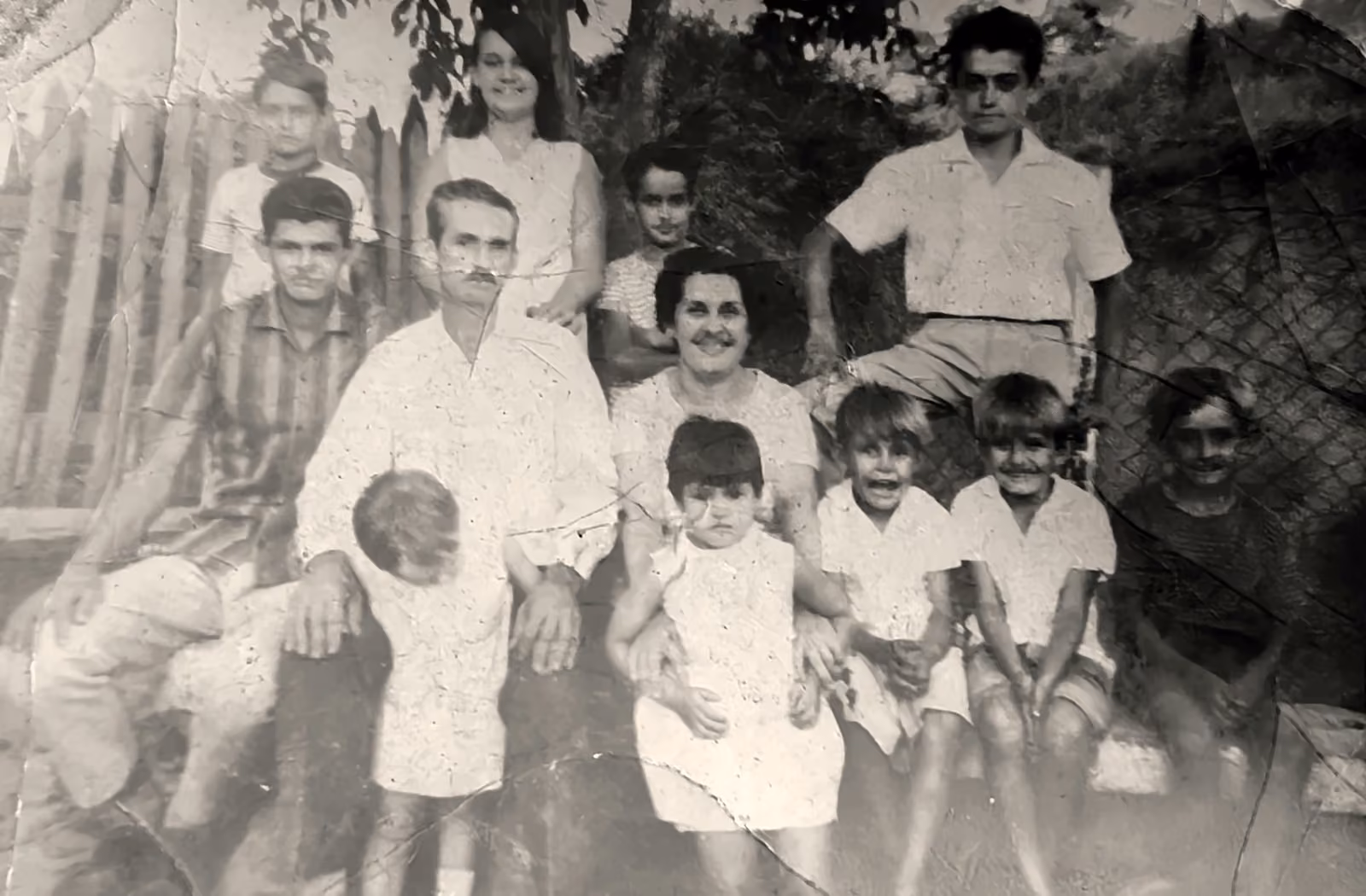 José Ávila Thomé, a esposa e os filhos, numa foto antiga do acervo da família